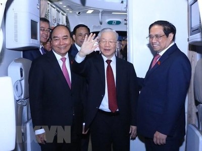 Chủ tịch nước Nguyễn Xuân Phúc, Thủ tướng Phạm Minh Chính đón Tổng Bí thư Nguyễn Phú Trọng. (Ảnh: Văn Điệp/TTXVN)