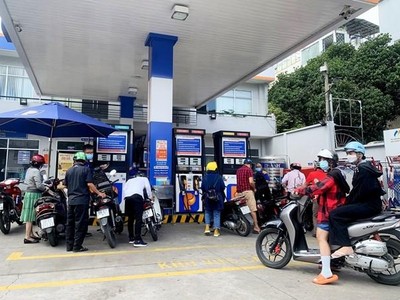 Người dân đổ xăng tại một cây xăng trên đường Hoàng Văn Thụ, quận Phú Nhuận. (Ảnh: Hồng Đạt/TTXVN)