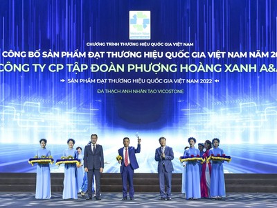 Ông Lưu Công An PTGĐ Tập đoàn Phenikaa, đại diện nhận biểu trưng Thương hiệu quốc gia 2022.