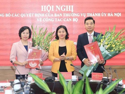 Phó Bí thư Thường trực Thành ủy Hà Nội Nguyễn Thị Tuyến trao Quyết định của Ban Thường vụ Thành ủy các đồng chí Bùi Huyền Mai và Nguyễn Việt Hà tại quận Thanh Xuân. (Ảnh: Phạm Hùng)