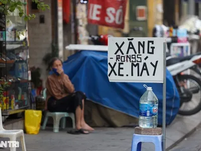 Hình ảnh một "cây xăng vỉa hè" ở Hà Nội (Ảnh: Thế Hưng).