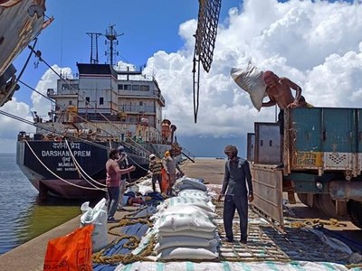 Công nhân bốc dỡ gạo tại cảng Kakinada Anchorage của Ấn Độ. (Nguồn: Reuters).