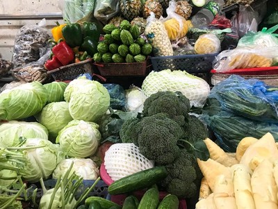 Các loại rau vụ Đông như bắp cải, súp lơ, su hào... 'thưa thớt' tại các gian hàng chợ truyền thống. (Ảnh: Việt Anh/Vietnam+).