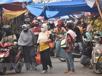 Người dân mua sắm tại một khu chợ ở Bekasi, Indonesia. (Ảnh: AFP/TTXVN)
