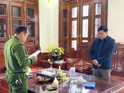 Tống đạt các Quyết định khởi tố vụ án, cấm đi khỏi nơi cư trú đối với ông Nguyễn Ích Chánh.