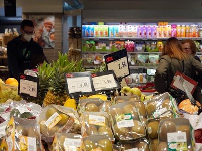 Trái cây được bày bán tại siêu thị ở Rome, Italy, ngày 29/10/2022. (Ảnh: THX/TTXVN).