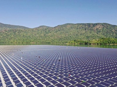 Việt Nam có nhiều tiềm năng phát triển năng lượng tái tạo, như điện gió, điện mặt trời. Ẩnh: Đức Thanh.