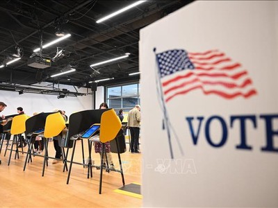 Cử tri bỏ phiếu sớm bầu cử giữa nhiệm kỳ tại Los Angeles, bang California (Mỹ) ngày 7/11. Ảnh: AFP/TTXVN
