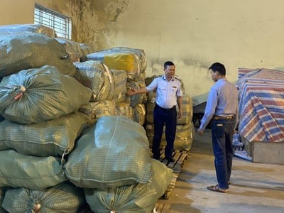 Lực lượng chức năng kiểm tra kho hàng của ông Nguyễn Thế Thu.