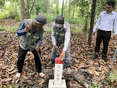 Cắm mốc giải phóng mặt bằng Dự án đường Vành đai 3, TP.HCM đoạn qua tỉnh Bình Dương.