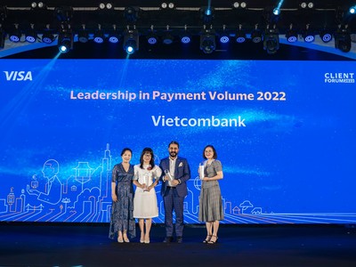 Bà Đoàn Hồng Nhung - Phó Giám đốc Khối bán lẻ Vietcombank nhận giải thưởng.