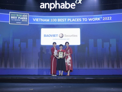 Bà Bùi Thị Mai Hiên – Giám đốc quản lý hoạt động nhận giải thưởng Top 100 Nơi làm việc tốt nhất Việt Nam 2022.