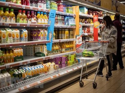 Người dân mua sắm tại một siêu thị ở Walthamstow, đông London, Anh. (Ảnh: AFP/TTXVN).