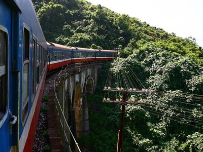 Một đoạn đường sắt qua đèo Hải Vân.