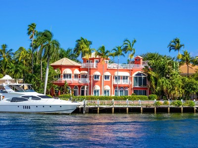 Những ngôi nhà ven sông luôn là sự lựa chọn ưu tiên của giới nhà giàu. (Ảnh: Shutterstock).