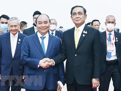 Thủ tướng Thái Lan Prayut Chan-o-cha đón Chủ tịch nước Nguyễn Xuân Phúc tại Sân bay Không quân Hoàng gia Thái Lan. (Ảnh: Thống Nhất/TTXVN)