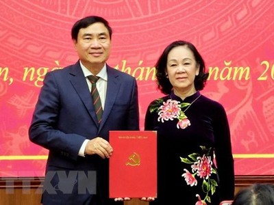 Trưởng ban Tổ chức Trung ương Trương Thị Mai (phải) trao quyết định của Bộ Chính trị điều động, chỉ định ông Trần Quốc Cường giữ chức Bí thư Tỉnh ủy Điện Biên nhiệm kỳ 2020-2025. (Ảnh: Xuân Tiến/TTXVN).