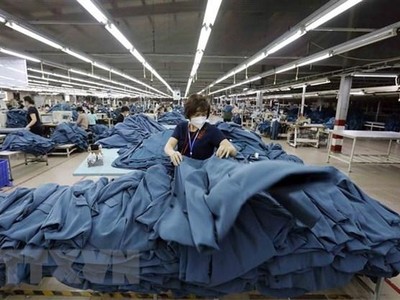 May hàng xuất khẩu sang thị trường Tây Ban Nha tại Công ty may Hồ Gươm (Hưng Yên). (Ảnh: Trần Việt/TTXVN)