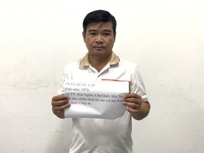 Đối tượng Trần Quốc Lập (48 tuổi, quê tỉnh Bến Tre) bị tạm giữ để điều tra về hành vi lừa đảo chiếm đoạt tài sản với thủ đoạn giả danh Thượng tá Công an. (Ảnh: TTXVN phát).