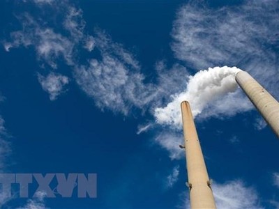 Khí thải từ một nhà máy điện than. (Ảnh: AFP/TTXVN).