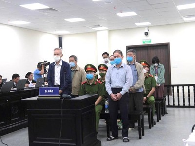 Các bị cáo tại toà.