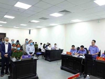 Đại diện Viện Kiểm sát công bố bản cáo trạng với các bị cáo tại phiên tòa. (Ảnh: Phạm Kiên - TTXVN)