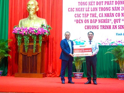 Ông Nguyễn Đăng Thanh – Phó Tổng giám đốc HDBank (trái) trao tặng kinh phí trao tặng kinh phí xây dựng 100 căn nhà đại đoàn kết. Ông Lữ Quang Ngời - Chủ tịch UBND tỉnh Vĩnh Long đại diện nhận.