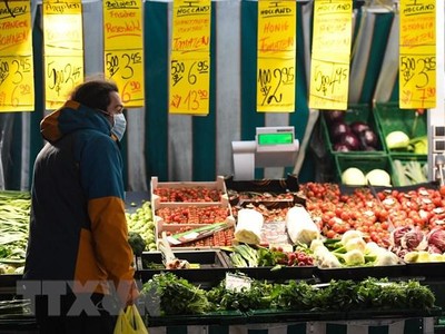 Khách hàng lựa chọn mua hàng hoá trong siêu thị ở Frankfurt, Đức ngày 19/1/2022. (Ảnh: THX/TTXVN)