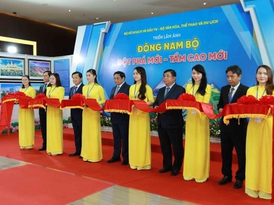 Thủ tướng Chính phủ cắt băng khai mạc Triển lãm ảnh Đông Nam Bộ: Đột phá mới - Tầm cao mới Ảnh: Lê Toàn.