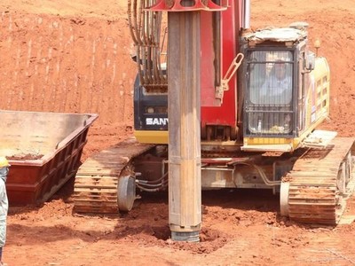 Thi công đóng cọc móng nhà ga hành khách sân bay Long Thành. (Ảnh: Thiên Vương - báo Nhân Dân).