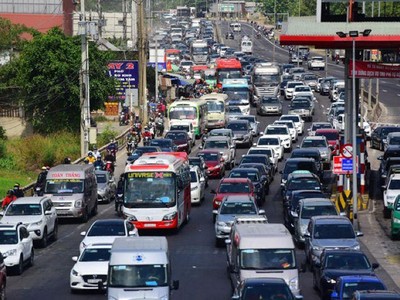 Hạ tầng giao thông Vùng Đông Nam Bộ dù đã được đầu tư hiện đại, đồng bộ nhưng chưa theo kịp nhu cầu