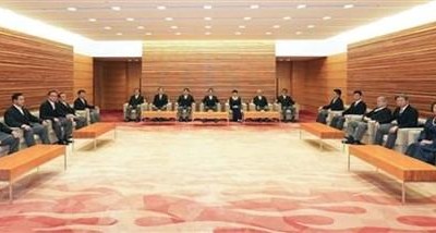 Toàn cảnh cuộc họp nội các Nhật Bản tại Tokyo. (Ảnh: Kyodo/TTXVN)