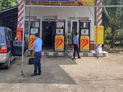 Đội Quản lý thị trường số 1 - Cục Quản lý thị trường thành phố Cần Thơ kiểm tra cây xăng P.A. (Ảnh: TTXVN phát)