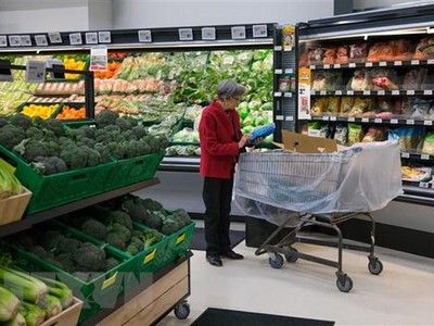 Khách hàng mua sắm tại một siêu thị ở Auckland, New Zealand, ngày 5/10. (Ảnh: THX/TTXVN)