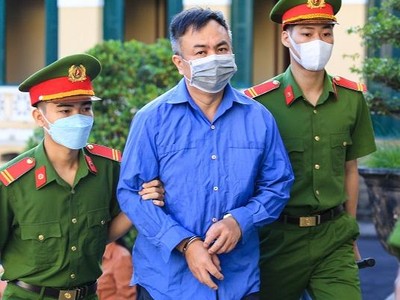 Bị cáo Nguyễn Minh Khải bị dẫn giải đến phiên tòa.