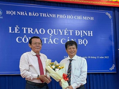 Ông Trần Trọng Dũng (bên phải), Phó Chủ tịch Hội Nhà báo Việt Nam và ông Nguyễn Tấn Phong, Chủ tịch Hội Nhà báo TP.HCM tại lễ trao quyết định bổ nhiệm.