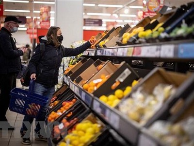 Khách hàng lựa chọn mua hoa quả tại siêu thị của Sainsbury ở Walthamstow, phía Đông London (Anh). (Ảnh: AFP/TTXVN)