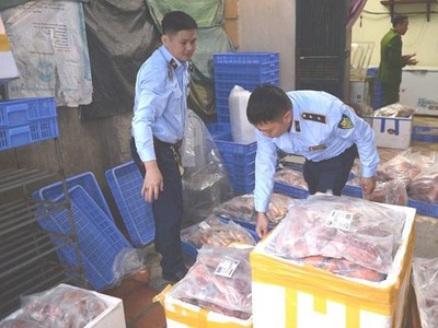 Lực lượng chức năng tịch thu, buộc tiêu hủy hơn1 tấn thực phẩm đông lạnh không rõ nguồn gốc trên địa bàn quận Bắc Từ Liêm. (Ảnh: PV/Vietnam+)