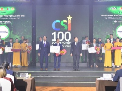 Đại diện Ban Lãnh đạo Tập đoàn Phenikaa nhận bằng chứng nhận Top 100 Doanh nghiệp Phát triển bền vững.