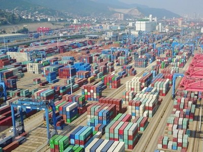 Một cảng hàng hóa ở Giang Tô của Trung Quốc. Ảnh: AFP.