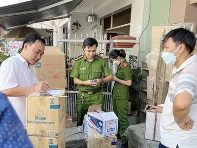 Lực lượng công an kiểm đếm số lượng hàng hóa nghi vấn nhập lậu. (Ảnh: TTXVN phát)