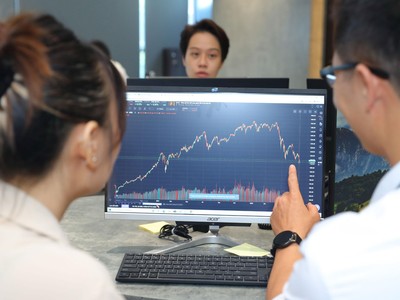 Thị trường chứng khoán Việt Nam năm 2022 sụt giảm mạnh cả điểm số và thanh khoản.