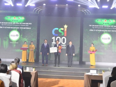 Đại diện Masan High-Tech Materials nhận giải thưởng Top 100 Doanh nghiệp bền vững VN 2022.