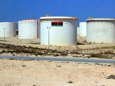 Bể chứa dầu tại cơ sở khai thác dầu ở Brega (Libya). (Ảnh: AFP/TTXVN)