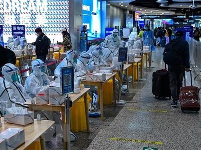 Nhân viên y tế làm việc tại một điểm xét nghiệm COVID-19 tại nhà ga Hongqiao ở Thượng Hải, Trung Quốc, ngày 6/12/2022. (Ảnh: AFP/TTXVN).