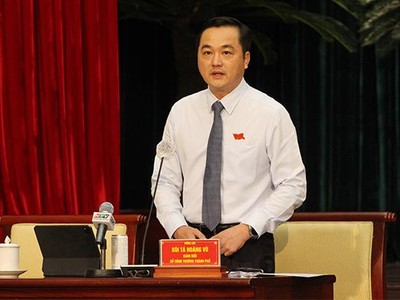 Giám đốc Sở Công thương TP.HCM Bùi Tá Hoàng Vũ trả lời chất vấn HĐND ngày 8/12 - Ảnh: Thành Nhân.