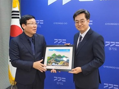 Chủ tịch UBND tỉnh Lê Duy Thành trao quà lưu niệm của tỉnh Vĩnh Phúc tới lãnh đạo chính quyền tỉnh Gyeonggi.