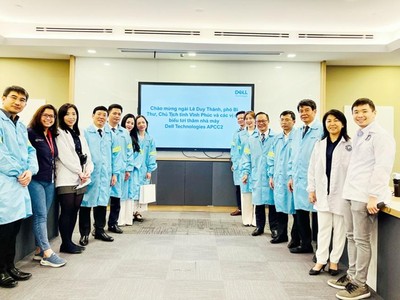 Chủ tịch UBND tỉnh Lê Duy Thành và Đoàn công tác thăm nhà máy Dell APCC2.