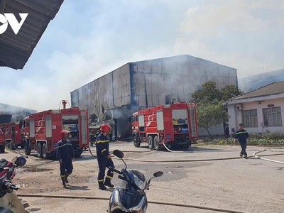 Lực lượng chức năng đang phun nước làm mát tránh ngọn lửa bùng phát trở lại.