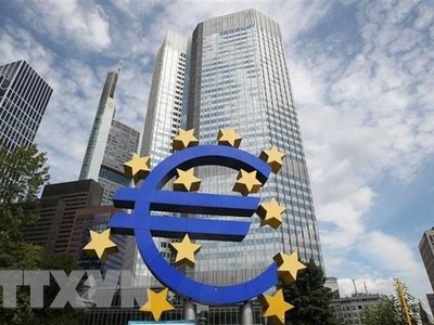 Biểu tượng đồng euro phía trước trụ sở ECB tại Frankfurt am Main, Đức. (Ảnh: AFP/TTXVN)